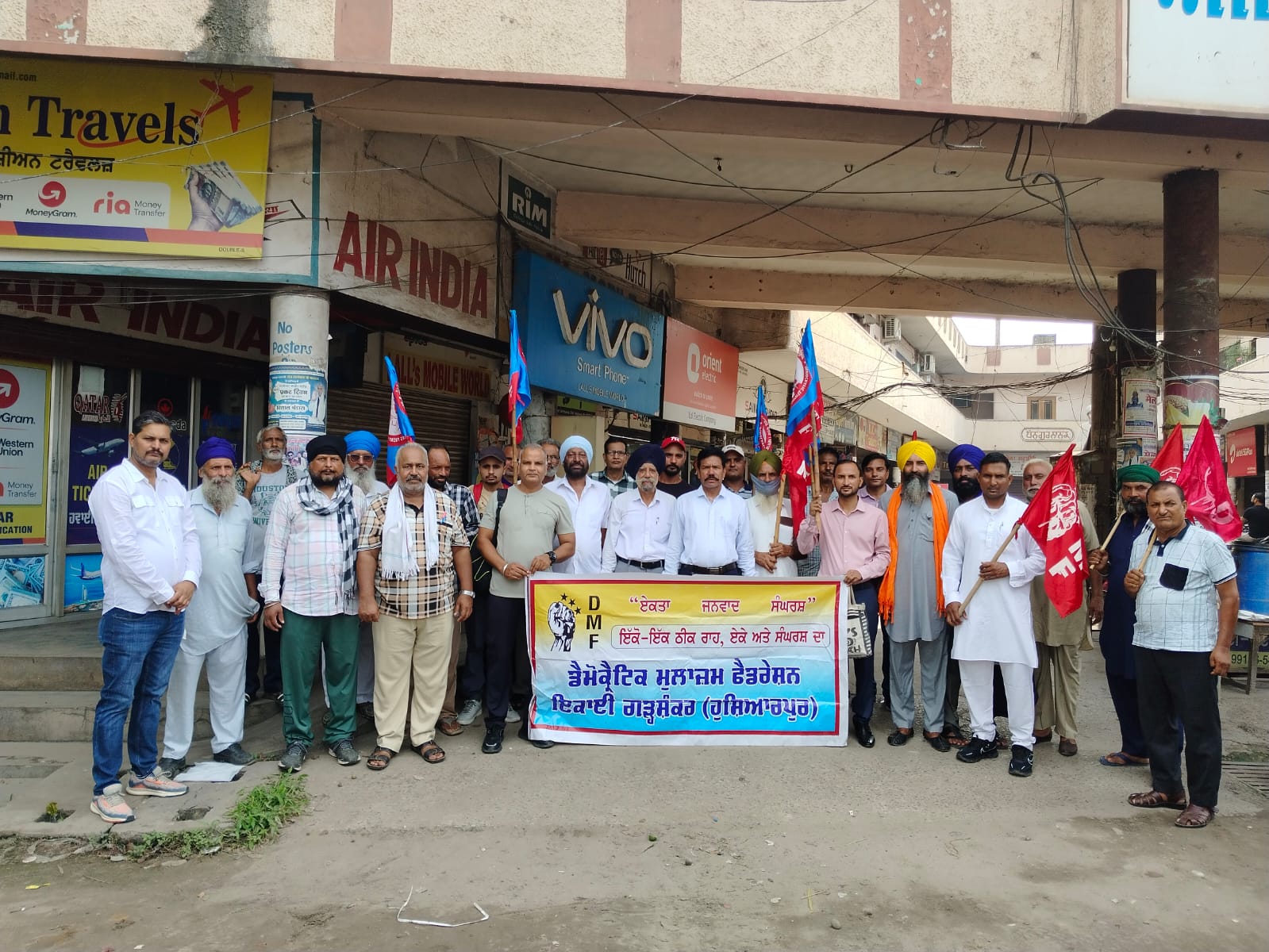 A group of workers, employees and farmers left from Garhshankar for a rally in Sangrur against the suppression of the democratic right to struggle